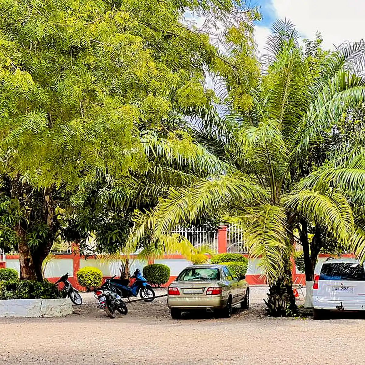 Jardin et parking — Hôtel Maison Blanche