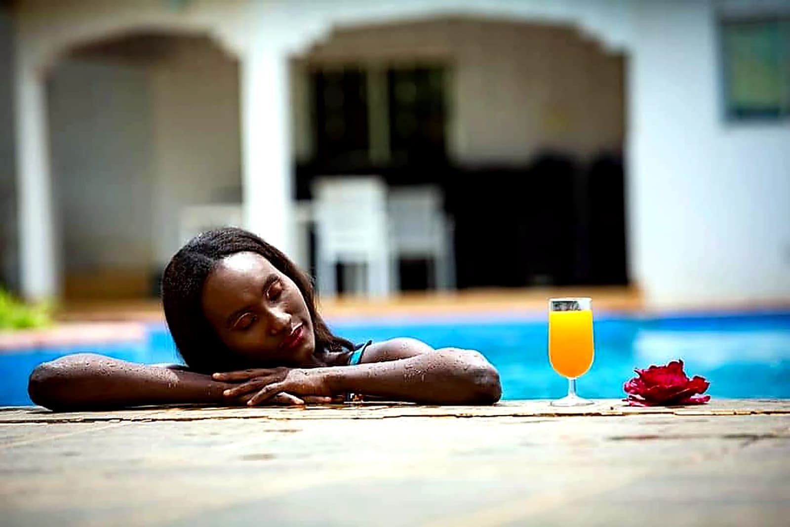 Piscine — détente et boisson