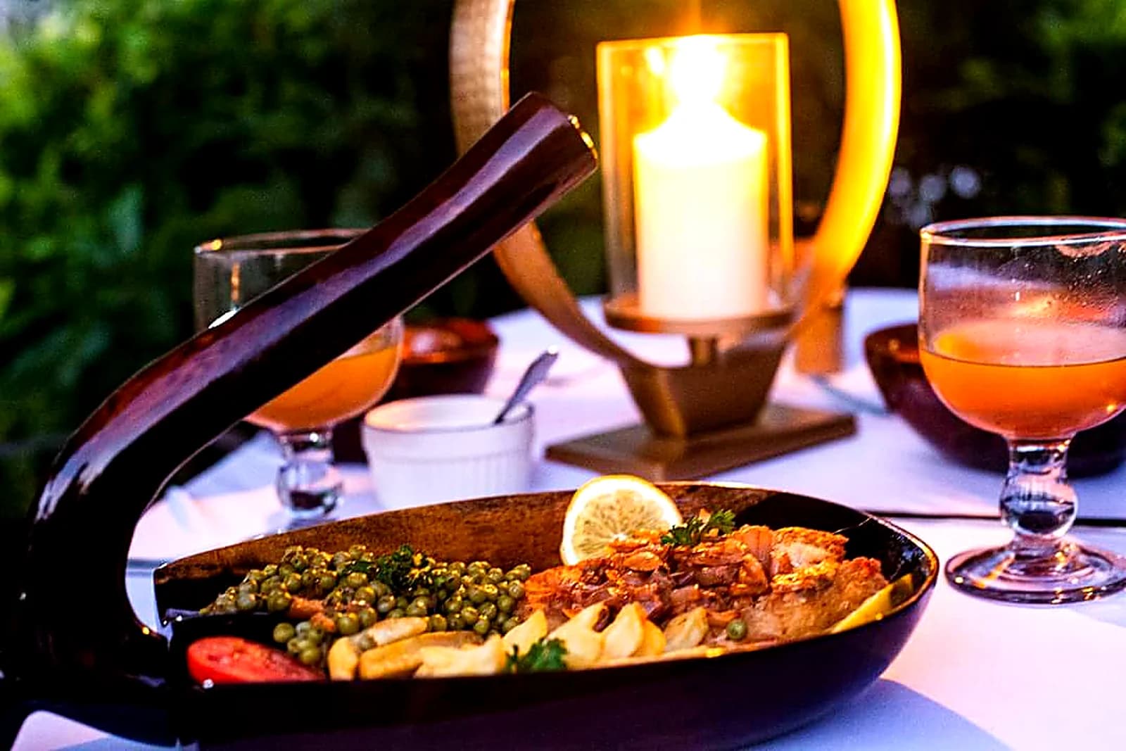Restaurant — dîner aux chandelles